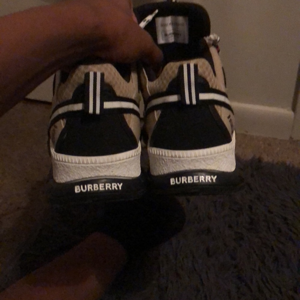 Burberrys - Picture 2 of 4
